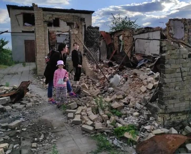 kateryna tytova dengan anak-anaknya di rumahnya yang hancur