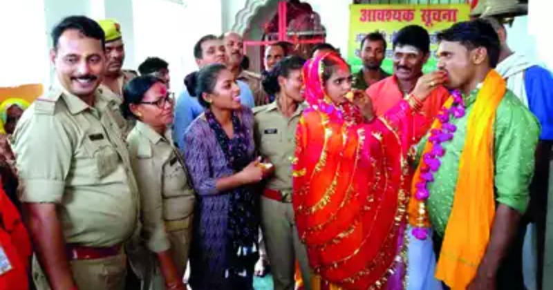 UP Cops Arrange Young Couple's Marriage & Perform Vidai