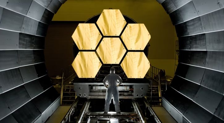 James Webb 망원경이 마이크로 토로이드에 충돌했지만 모든 것이 정상이라고 NASA는 말합니다.