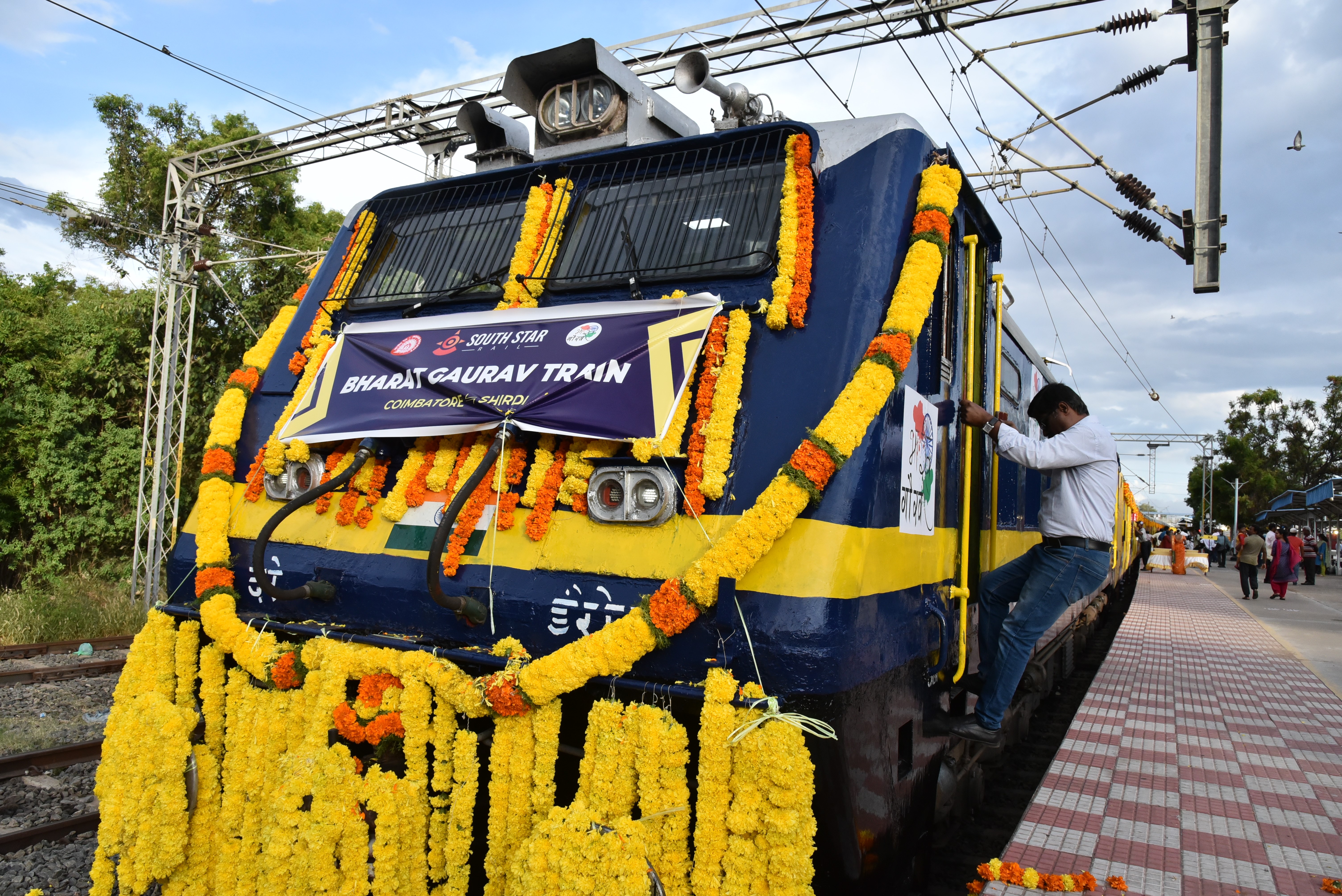 India's First Private Train Under Bharat Gaurav Scheme Starts Its ...