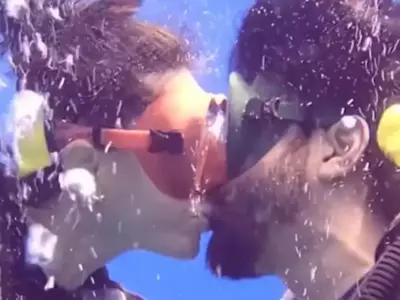 farhan akhtar underwater kiss