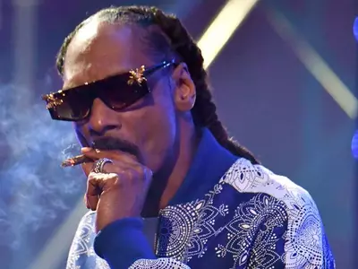 WHAT! Snoop Dogg Smokes Up To 150 Joints Per Day, Rapper's Professional 'Blunt Roller' Reveals