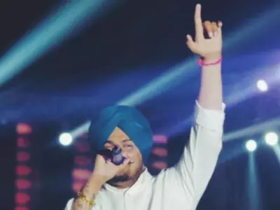 In a sweet gesture, rapper Yo Yo Honey Singh recently paid a heartwarming tribute to Moose Wala. During his concert, he performed his signature step, thaapi, which includes slapping a high and pointing a finger up in the sky