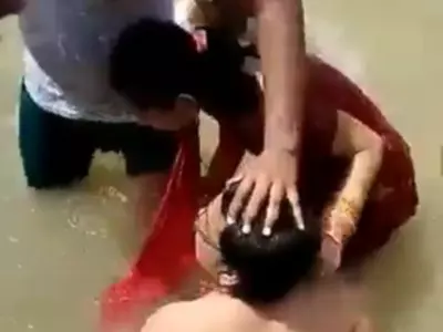 ayodhya husband kisses wife beaten up by mob 