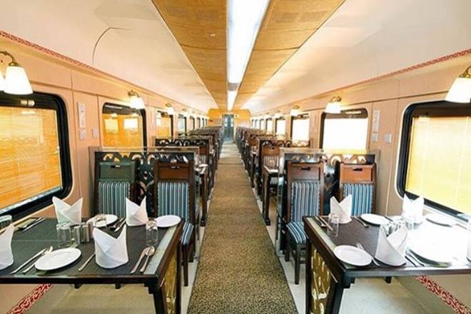 भारत की 9 लग्जरी ट्रेनें, जिनके आगे 5 स्टार होटल हैं फेल, एक टिकट के किराए  में खरीद सकते हैं कार