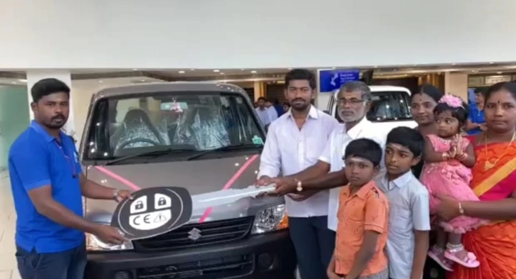 tamil nadu man buys car with 10 rupee coins 