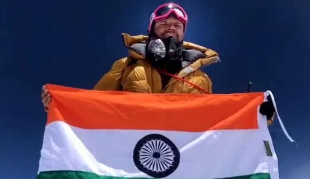 IAF Officer sings national anthem at Everest 