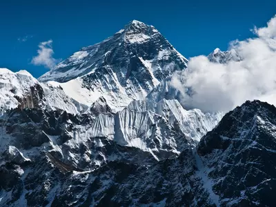 IAF Officer sings national anthem at Everest 