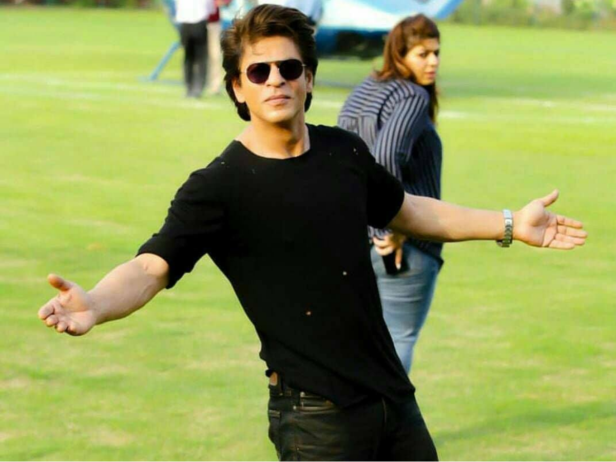 Shah Rukh Khan congratulates fans as they create a Guinness World Record  for most people performing SRK's iconic pose outside Mannat | Hindi Movie  News - Times of India