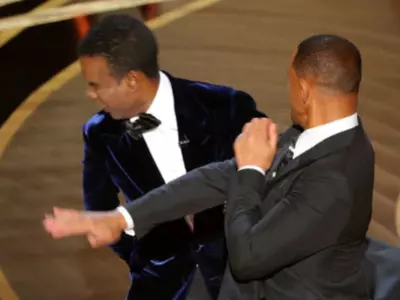 A photo of Will Smith slapping Chris Rock at the Oscars 2022.