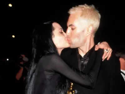 Angelina Jolie passionately kissed her brother in 2000