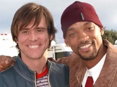 Jim Carrey and Will smith happily pose with each other.