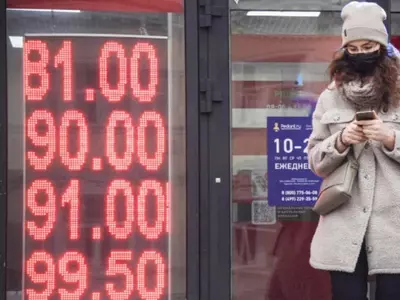 Russian bans citizens from using dollar