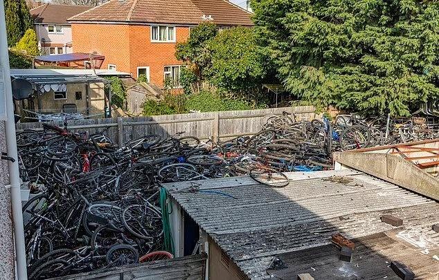 Tumpukan sepeda ditemukan dari rumah pria yang ditangkap di Oxford.