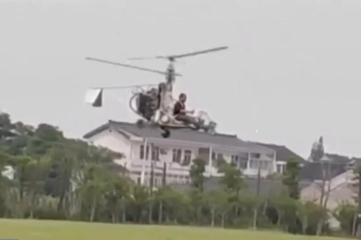 Seorang pria dihentikan oleh polisi di China saat dia sedang menguji terbang helikopter buatan sendiri.