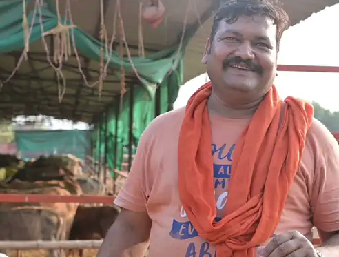 Chhattisgarh ritesh agrawal makes bag slipper colors from cow dung 