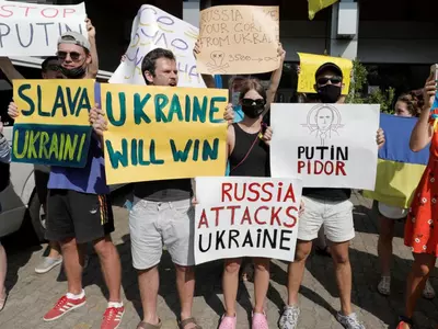 Ukraine tourists protest outside Russia's embassy in Sri Lanka
