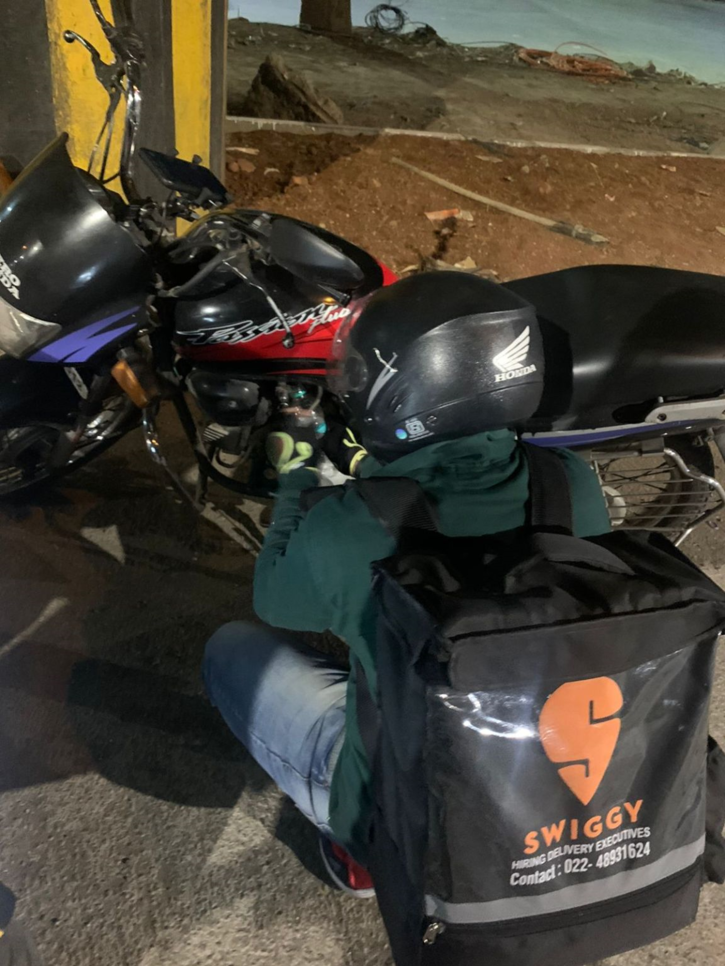 Swiggy Delivery Executive gives petrol from own bike to siblings in mumbai 