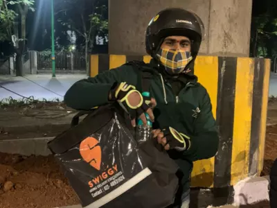 Swiggy Delivery Executive gives petrol from own bike to siblings in mumbai 