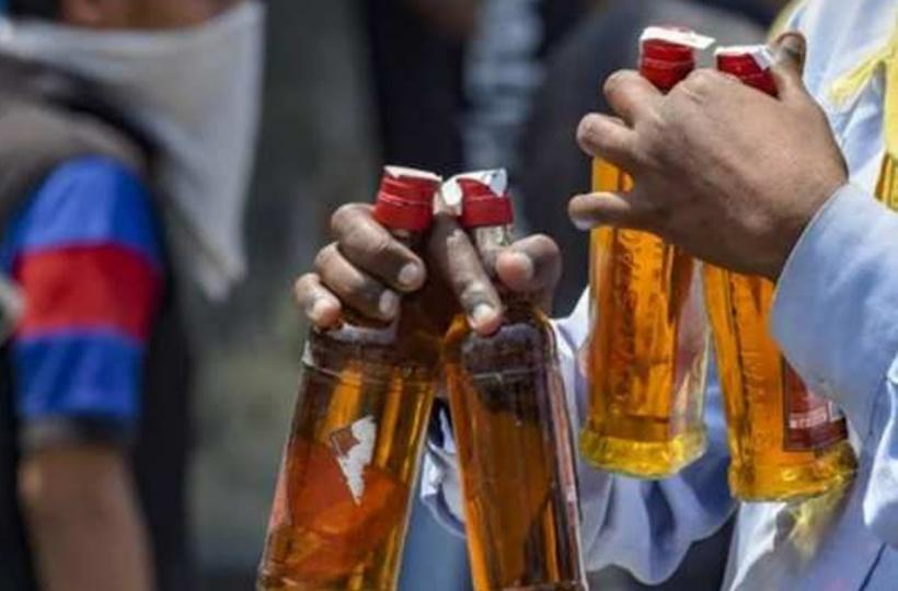 यह केवल भारत में संभव है! दो बोतल शराब पीने के बाद भी नहीं चढ़ा नशा, शख्स  ने दर्ज करा दी शिकायत