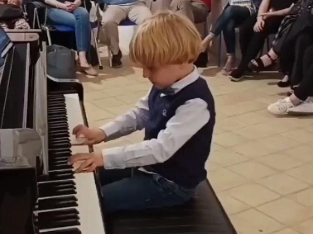 5-Year-Old Boy Beautifully Plays Mozart On The Piano