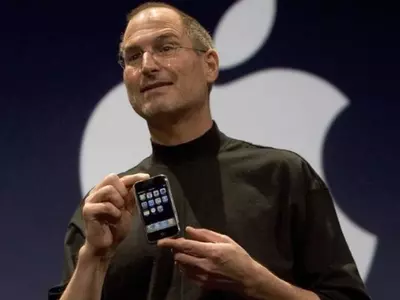 Steve Jobs Didn't Want The First iPhone To Have A Sim Card Slot