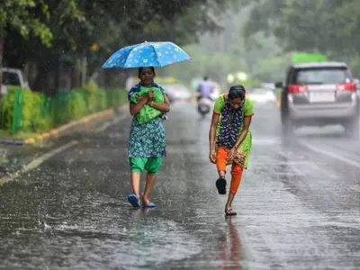 Temperature In Delhi Drops By 11 Degrees In 1.5 Hour Of Rain & Thunderstorm; Residents Elated