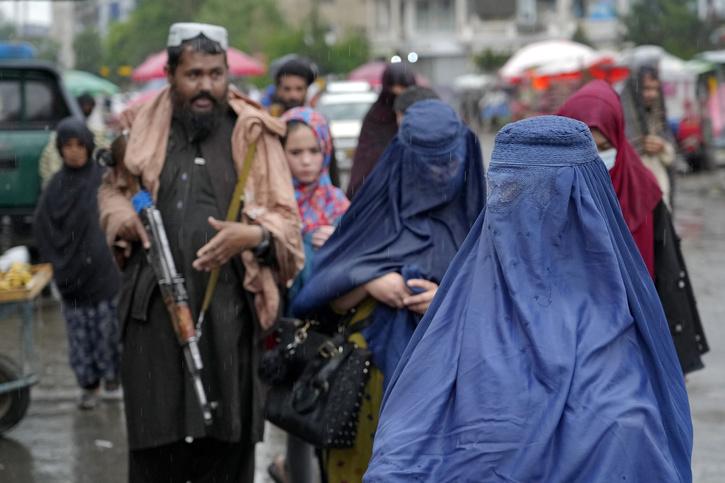 Taliban Wajibkan Burqa