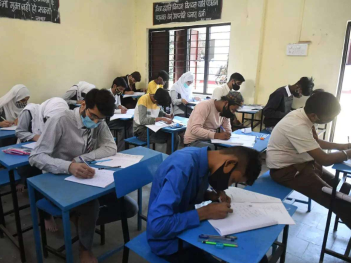 Pastor Son Duo menyelesaikan Ujian SSLC Karnataka