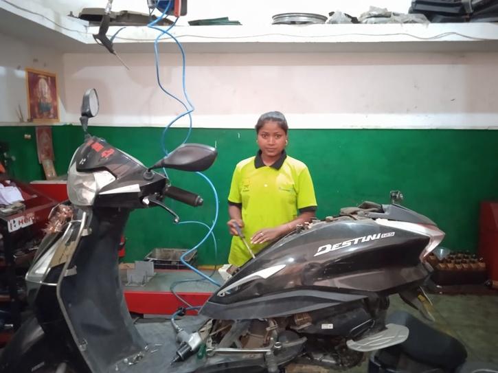 woman motor bike mechanic from Madhya Pradesh