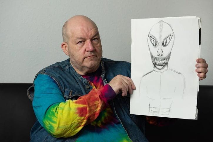 Kellett also believes that his memory has been wiped by aliens who do not want him to remember fighting for them. Kellett can only remember what the āaliensā look like through his drawings.