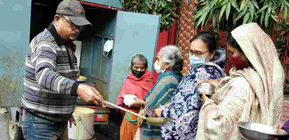 kolkata hospital man partha kar chowdhury feeds needy 