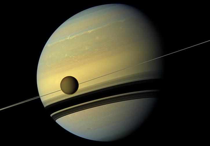 titan saturn moon has earth like features 