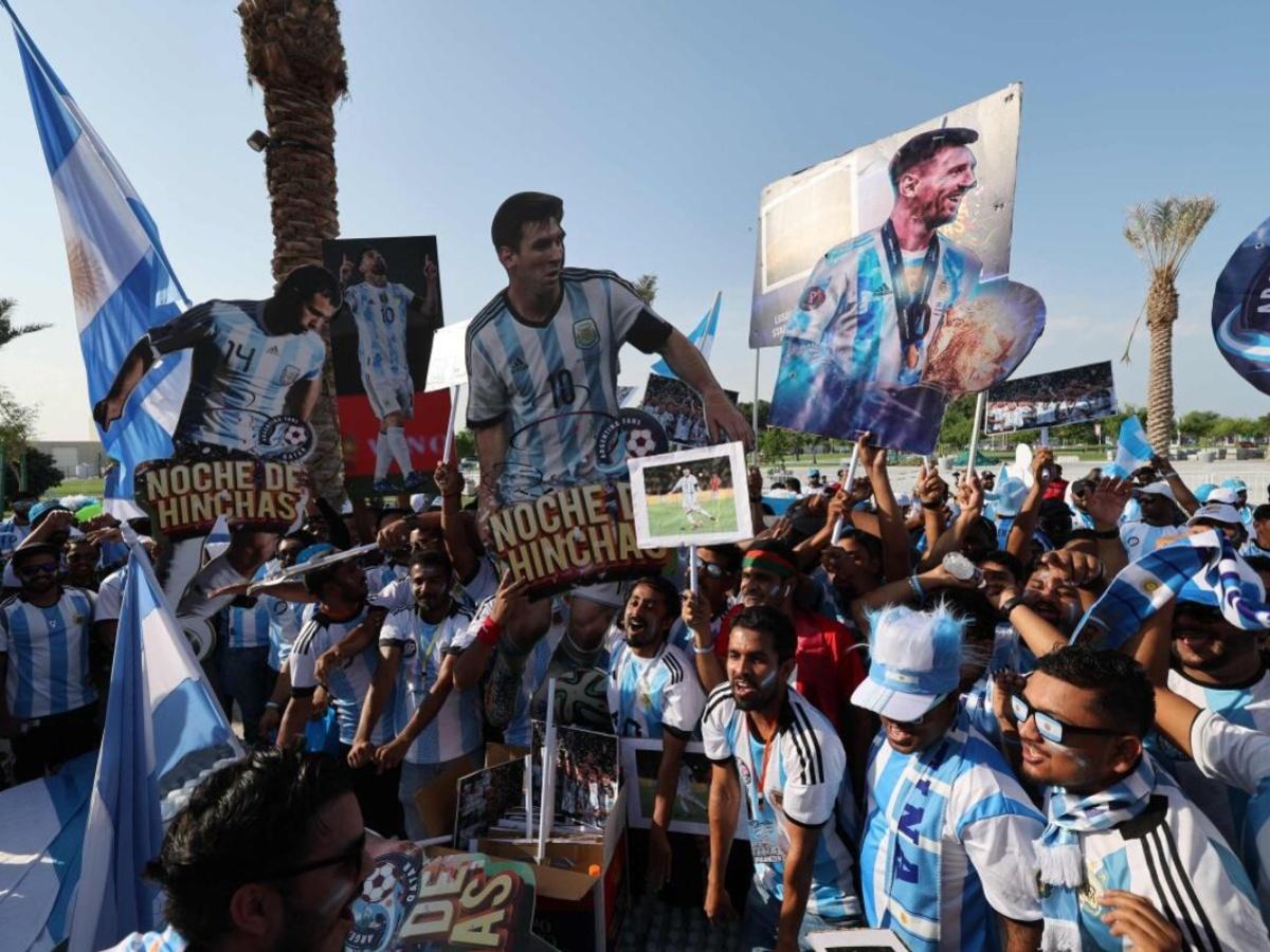 Qatar's migrant labourers queue to catch a glimpse of World Cup trophy- The New Indian Express