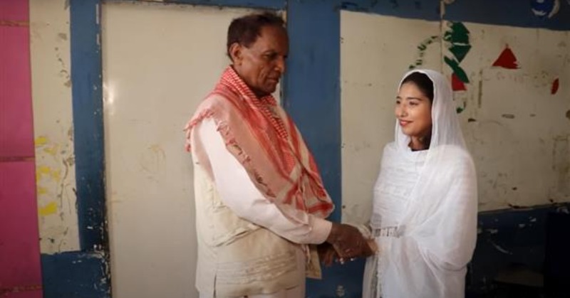 This 70 Year Old Pakistani Man Met His 19 Year Old Wife On A Morning Walk 