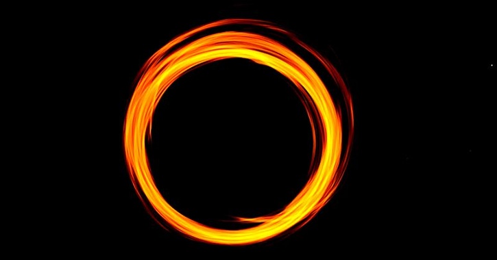 Los investigadores simularon un agujero negro en el laboratorio que comenzó a brillar como uno real. Los investigadores simularon un agujero negro en el laboratorio que comenzó a brillar como uno real.