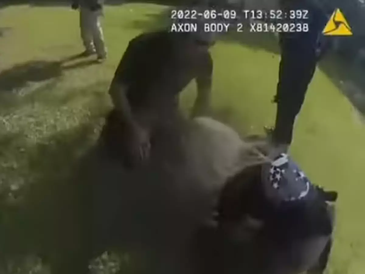 police-officer-cant-swim-rescues-drowning-infant-from-pond-63808c425cf41 Indiatimes