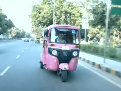 US Diplomats Drive Rickshaws