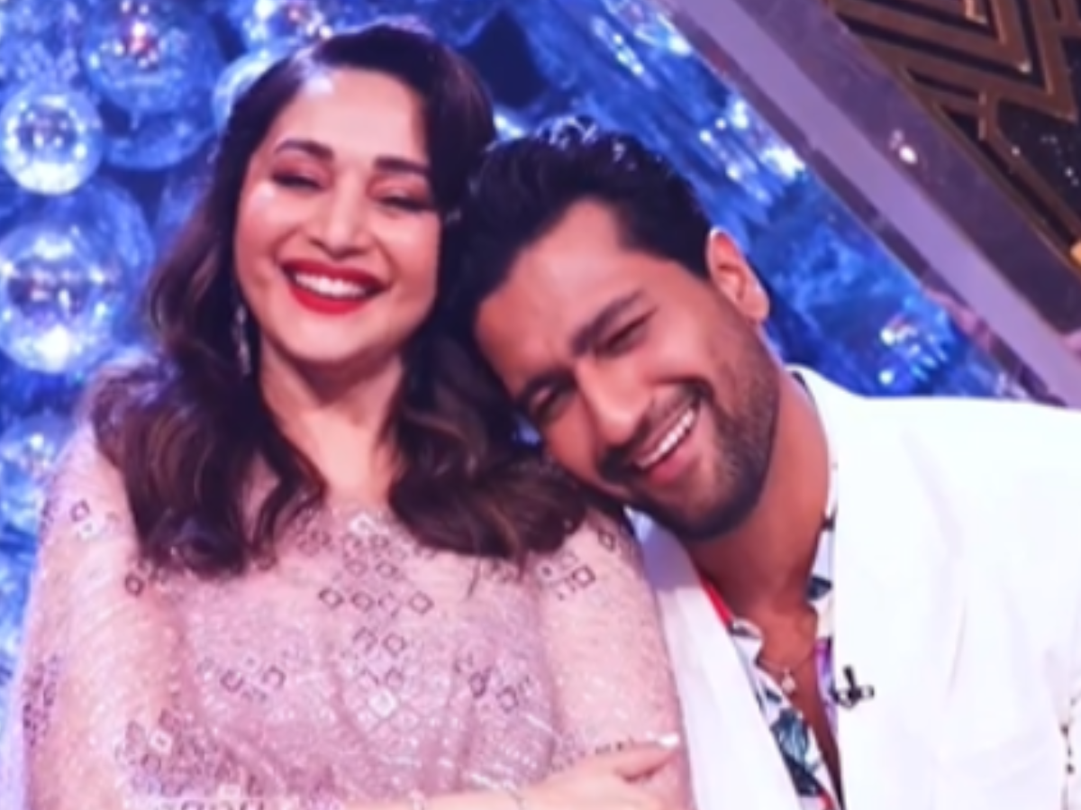 Madhuri Dixit And Vicky Kaushal Groove To Mere Samnewali Khidki Mein ...