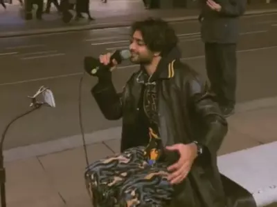 Man Sings Kesariya In London 