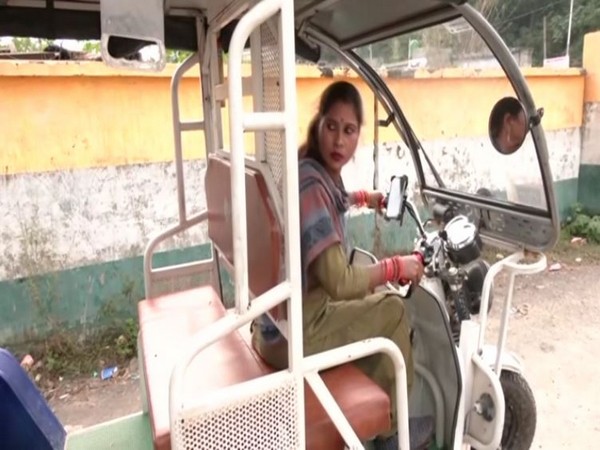 Seema devi jammu kashmir first female e rickshaw driver