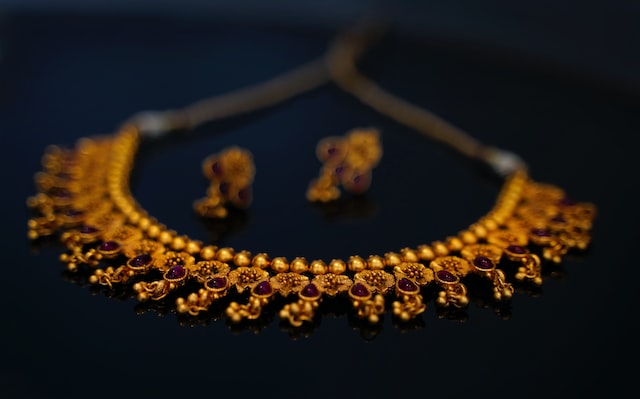 1 lakh worth gold necklace