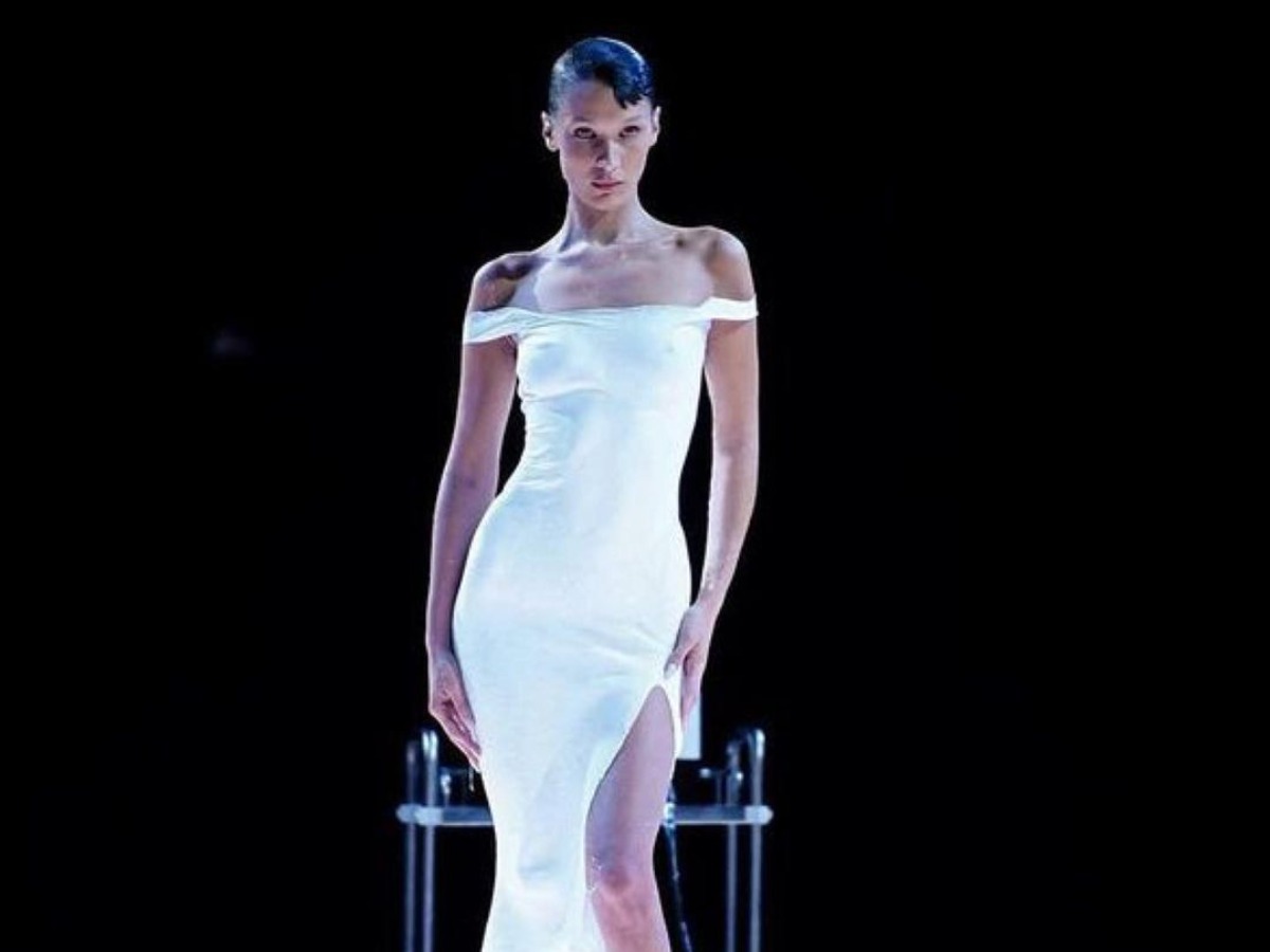 Video: Model Bella Hadid gets a dress spray-painted on her body on Paris  Fashion Week runway