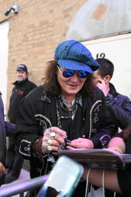 Johnny Depp Looks Unrecognizable As He Happily Obliges NYC Fans With ...