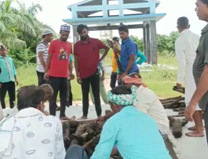 Muslims shoulder the dead body of a Hindu in MP