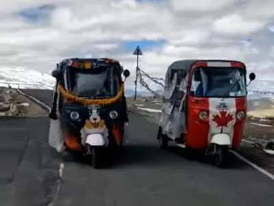 Auto rickshaws drive on Umling La Pass
