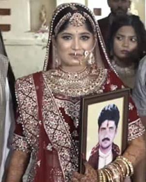 A bride arrived at the mandap with a picture of her late father
