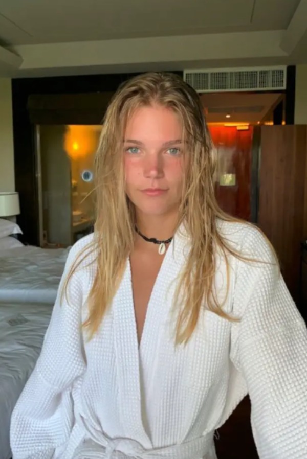 OnlyFans Model Laurie Gives Fans Control Of Her Life(02)