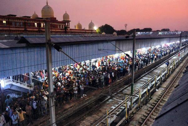 lakhs-of-people-throng-railway-stations-bus-stands-as-they-travel-for