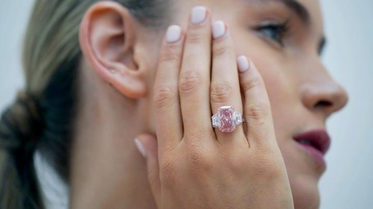 rare pink diamond sold for 477 crores in hong kong 